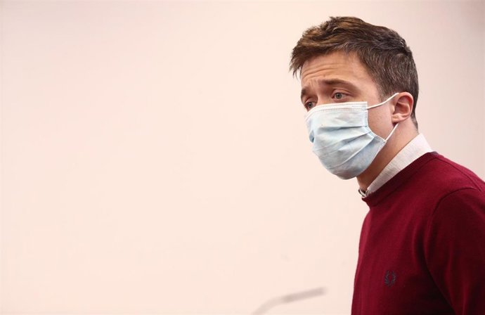 Archivo - El líder de Más País, Íñigo Errejón, responde en una rueda de prensa posterior a una reunión de la Junta de Portavoces en el Congreso de los Diputados, en Madrid (España), a 16 de febrero de 2021.