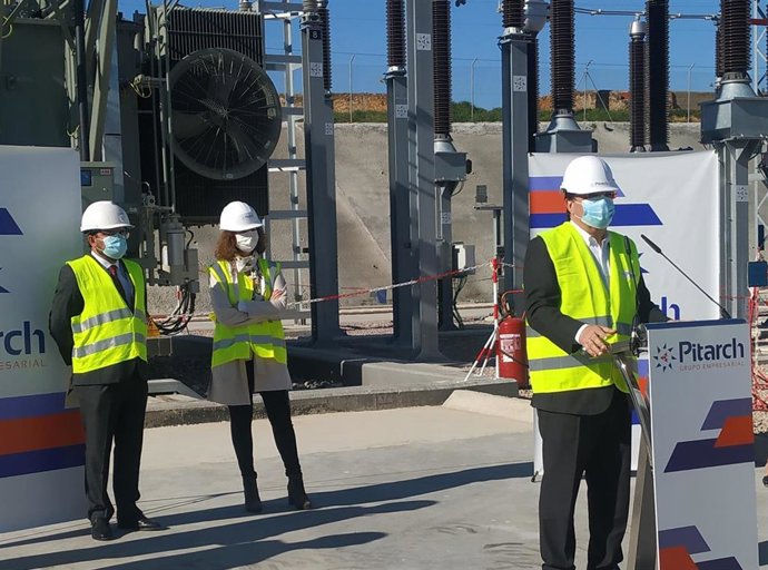El presidente de la Junta de Extremadura, Guillermo Fernández Vara, en una visita a la subestación de Eléctricas Pitarch en Cáceres