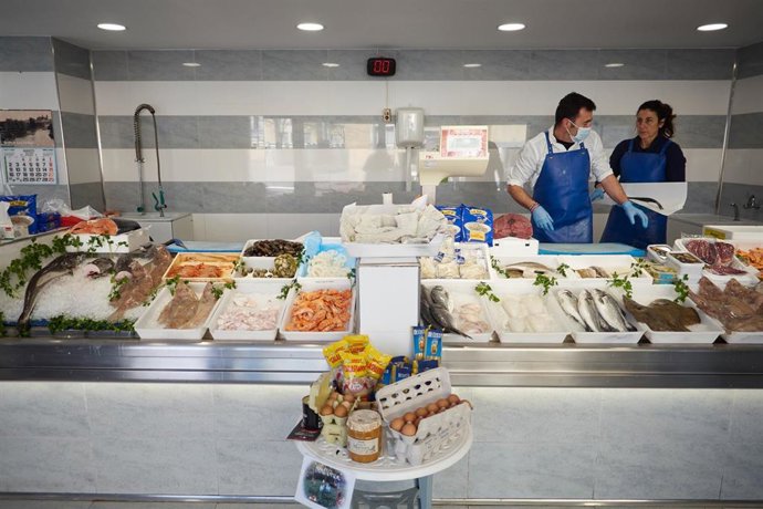Archivo - Un vendedor de pescadería continúa su labor durante el período de confinamiento del estado de alarma por coronavirus, covid-19.  
