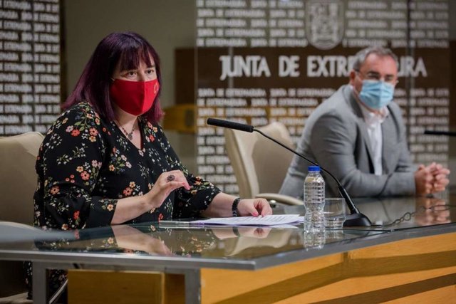 La consejera de Agricultura, Desarrollo Rural, Población y Territorio, Begoña García, y el presidente de Cooperativas Agroalimentarias, Ángel Pacheco, en rueda de prensa para la presentación del Plan de Cooperativismo Agroalimentario