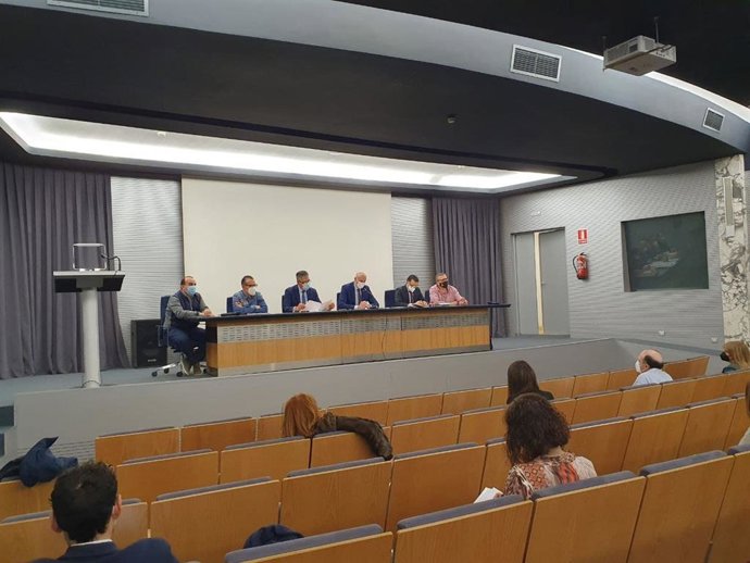 José Antonio Diez (C) en la reunión con directores de los colegios leoneses.