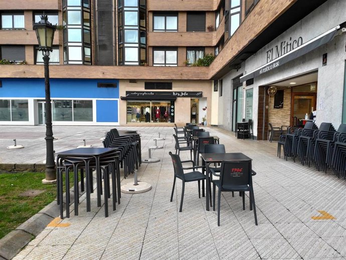 Archivo - Local de hostelería en Oviedo, con la terraza instalada.