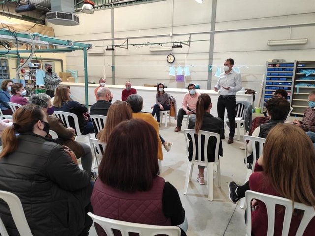 Toni Valero se dirige a trabajadores de la fábrica Texlencor de Alozaina