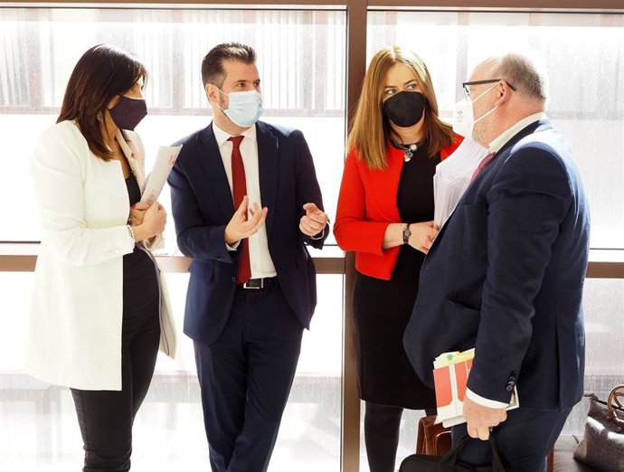 Líderes socialista en un receso del debate de la Moción de Censura