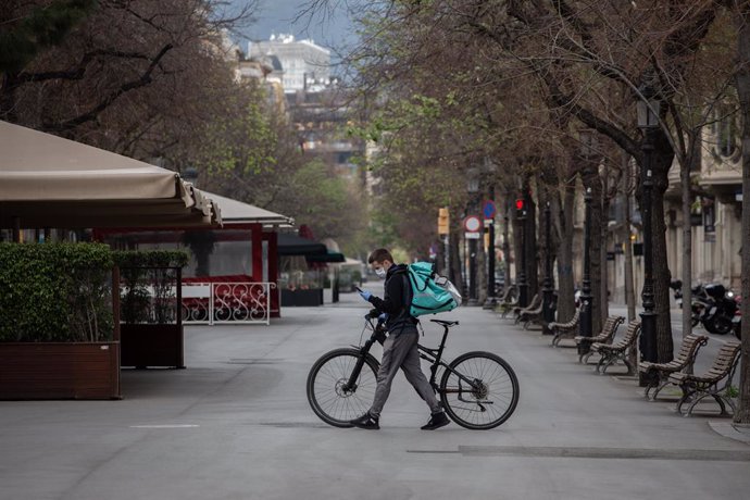 Archivo - Un trabajador de Deliveroo en bicicleta en una imagen de archivo.