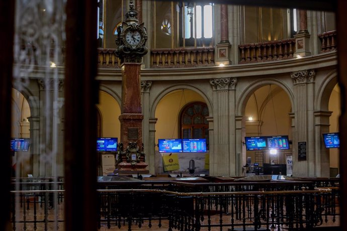 Interior del Palacio de la Bolsa, donde el Ibex 35 ha finalizado la jornada de este lunes con una caída del 1,75%, en Madrid (España), a 22 de marzo de 2021. El Ibex 35 ha cerrado este lunes con una caída del 1,75%, lo que ha llevado al selectivo a situ