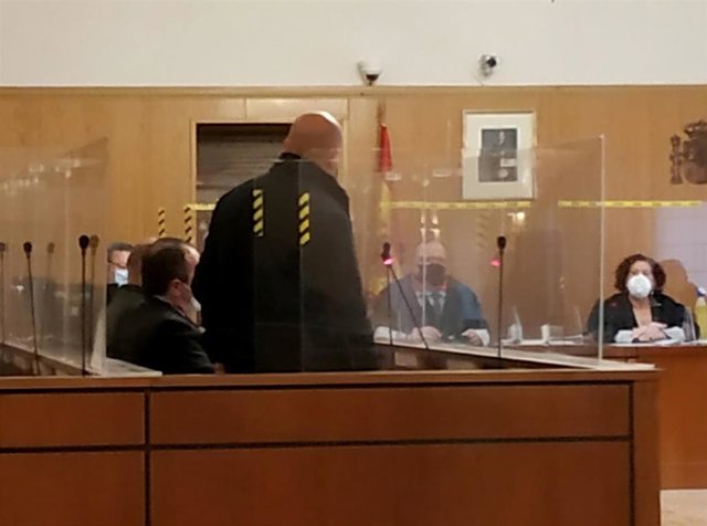 Uno de los dos hermanos acusados, de espaldas, durante el juicio celebrado en la Audiencia de Valladolid.
