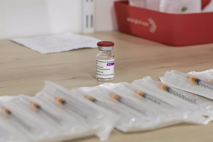 Reanudación de la vacunación con el fármaco de AstraZeneca y la Universidad de Oxford