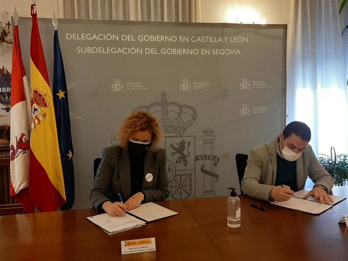 Firma del protocolo de colaboración entre la subdelegada del Gobierno, Lirio MArtí, y el alcalde de El Espinar, Javier Figueredo.
