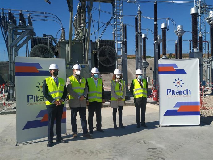 Visita de las autoridades al nuevo transformador de la subestación eléctrica de Pitarch en Cáceres
