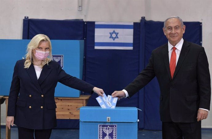 El primer ministro, Benjamin Netanyahu, y su mujer, Sara Netanyahu, acuden a votar.