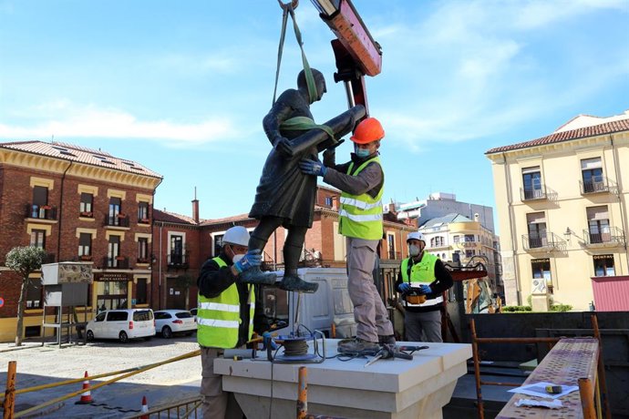 Escultura de Las Cabezadas instalada de nuevo tras su reparación.