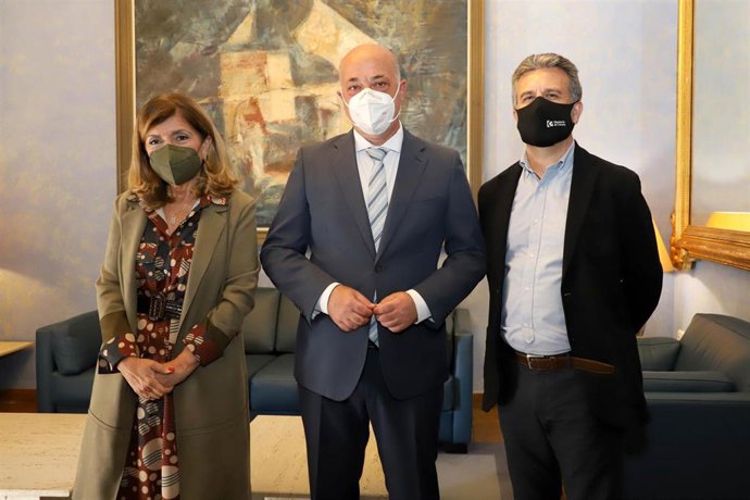 El presidente de la Diputación de Córdoba, Antonio Ruiz (centro), el responsable del IPBS, Francisco Ángel Sánchez, y la delegada territorial de Salud y Familias de la Junta, María Jesús Botella.
