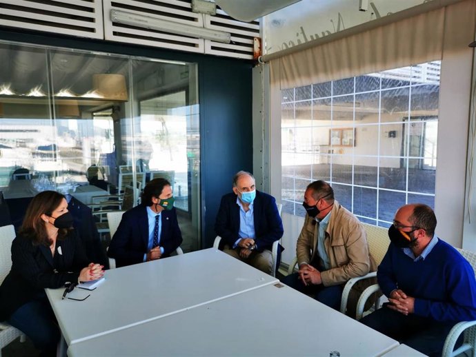 Benito Morillo, parlamentario de Vox, con representantes de Policía Portuaria en Chipiona