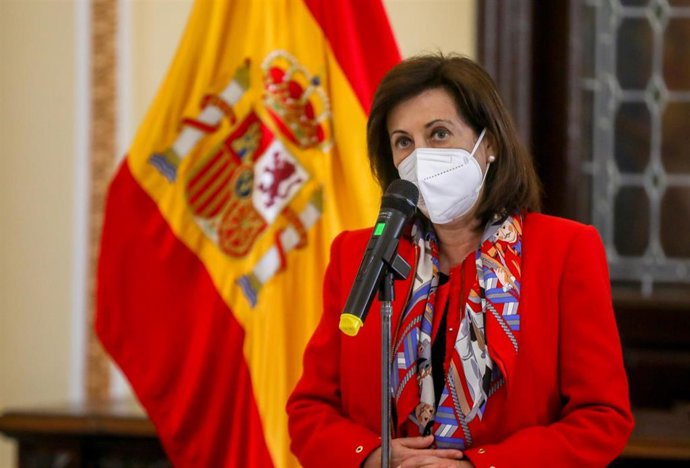 La ministra de Defensa, Margarita Robles, durante una visita a el  Cuartel General de la Fuerza Terrestre