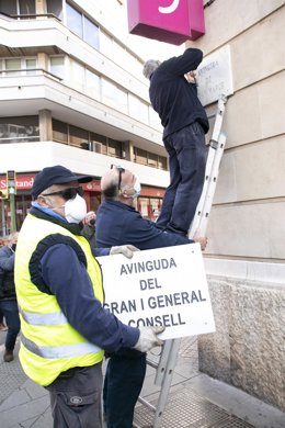 Operarios cambian el nombre de la Avenida Joan March por Avenida del Gran i General Consell.