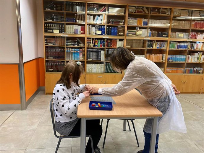 Archivo - Una niña con discapacidad visual en un aula.