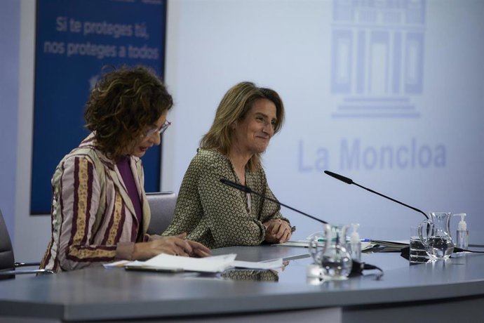 La ministra de Hacienda y portavoz del Gobierno, María Jesús Montero (i), y la vicepresidenta cuarta y ministra para la Transición Ecológica y el Reto Demográfico, Teresa Ribera