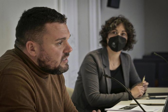 Los codirectores de Irídia Andrés García Berrio y Anas Franquesa, al presentar el 'Informe 2020 sobre violencia institucional', en Barcelona, el 23 de marzo de 2021.