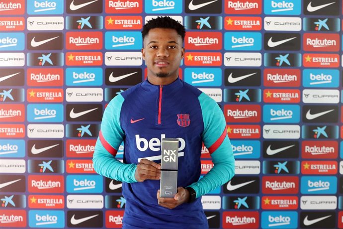 El jugador del FC Barcelona Ansu Fati con el premio NxGn 2021 otorgado por Goal, que le acredita como mejor promesa del momento