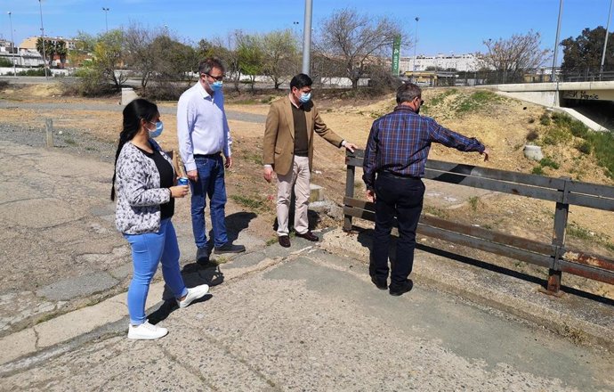 Pimentel, en una visita al barrio sevillano de Padre Pío