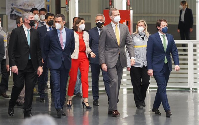 (I-D) El presidente director de Renault España, el presidente del Gobierno, la ministra de Industria, el Rey Felipe VI y el presidente de la Junta en la factoria de Villamuriel (Palencia).