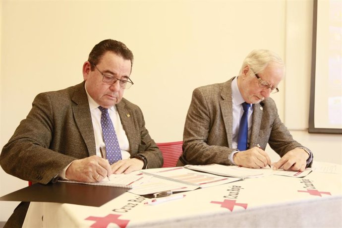 Firma de convenio de colaboración entre el presidente de Cruz Roja de Asturias, Jose María Lana,  y el presidente de Caja Rural de Asturias, Fernando Martínez.