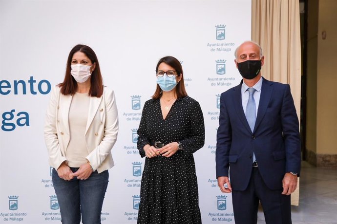 Las concejalas delegadas de Innovación y Digitalización Urbana, Susana Carillo y de Cultura y Deporte, Noelia Losada, junto al director de EOI en Andalucía, Francisco Velasco, en rueda de prensa