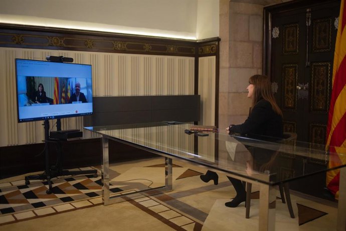 La presidenta del Parlament, Laura Borrs (d), se reúne de forma telemática con el presidente del PP catalán, Alejandro Fernández, en Barcelona, Catalunya (España), a 23 de marzo de 2021. 