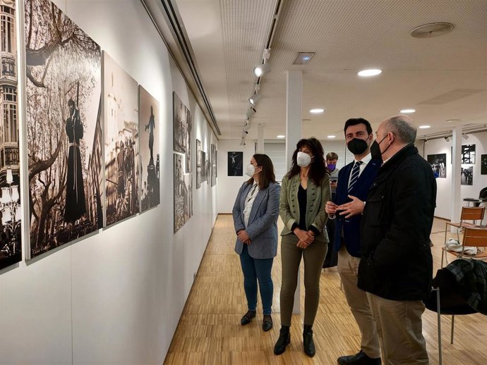 La concejal Ana Redondo (segunda por la izquierda), en la exposición fotográfica sobre las semanas santas de Valladolid, Medina de Rioseco y Medina del Campo.