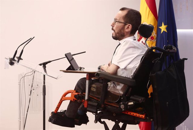 El portavoz de Unidas Podemos en el Congreso, Pablo Echenique, interviene durante una rueda de prensa anterior a una Junta de Portavoces convocada en el Congreso de los Diputados, en Madrid, (España), a 23 de marzo de 2021.