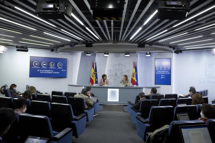 La ministra de Hacienda y portavoz del Gobierno, María Jesús Montero (i), y la vicepresidenta cuarta y ministra para la Transición Ecológica y el Reto Demográfico, Teresa Ribera,  intervienen en una rueda de prensa tras la reunión del Consejo de Ministr