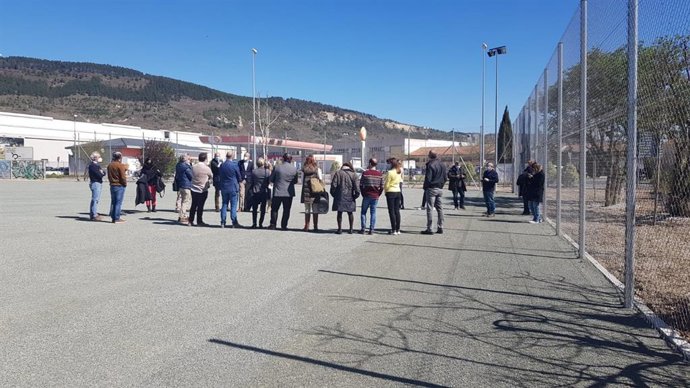 Visita de representantes municipales a las obras del campo de softbol de Rochapea