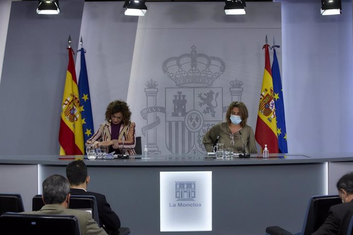 La ministra de Hacienda y portavoz del Gobierno, María Jesús Montero (i), y la vicepresidenta cuarta y ministra para la Transición Ecológica y el Reto Demográfico, Teresa Ribera,  intervienen en una rueda de prensa tras la reunión del Consejo de Ministr