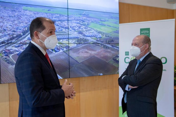 El alcalde de El Cuervo, Francisco José Martínez Alba, y el presidente de la Diputación, Fernando Rodríguez Villalobos