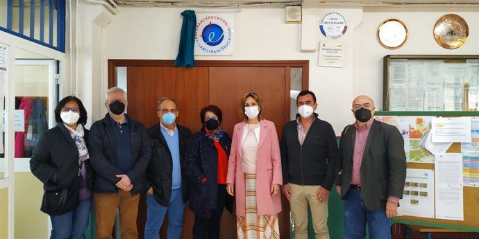 La delegada de Educación y Deporte de la Junta de Andalucía en Córdoba, Inmaculada Troncoso (tercera por la dcha.), visita el IES Blas Infante