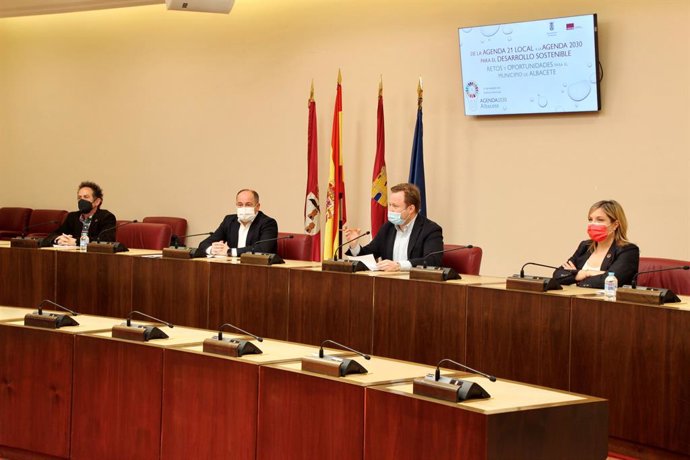 Reunión del alcalde de Albacete, Vicente Casañ, con los grupos políticos, técnicos municipales, empresas públicas y organismos autónomos sobre la hoja de ruta de los ODS