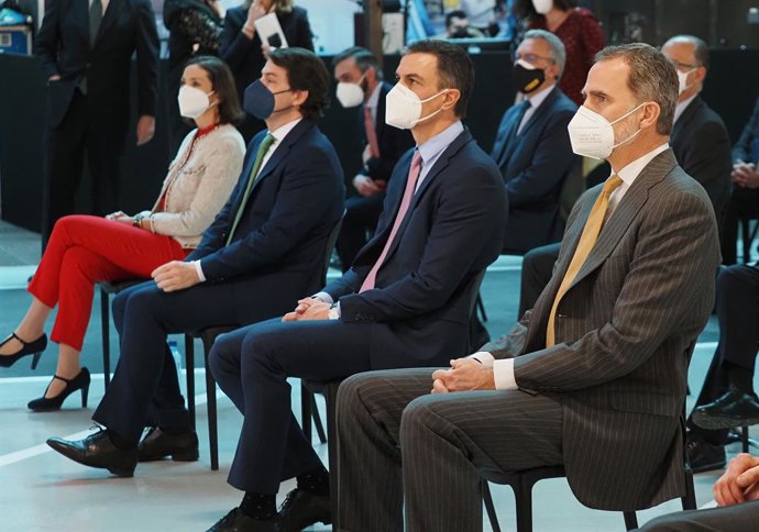 (I-D) La ministra de Industria,Reyes Maroto; el presidente de la Junta de Castilla y León, Alfonso Fernández Mañueco; el presidente del Gobierno, Pedro Sánchez, y el Rey Felipe VI, durante la presentación del Plan Estratégico de Renault.