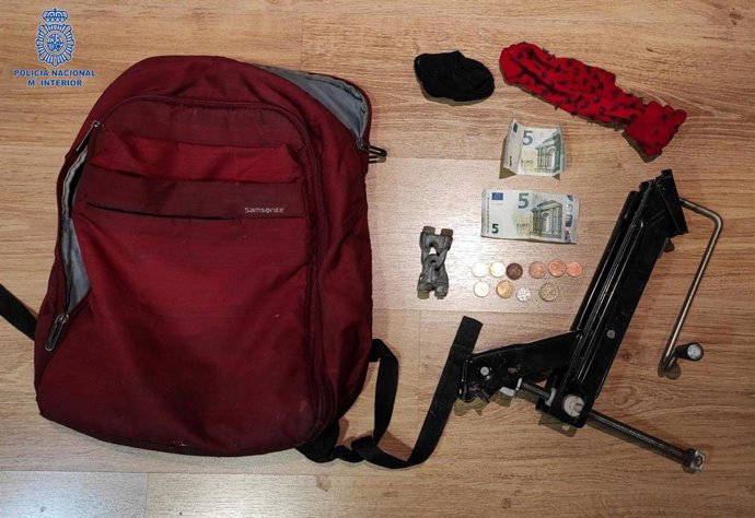 Mochila, dinero y objetos intervenidos al detenido por un robo en el polígono de Llevant.