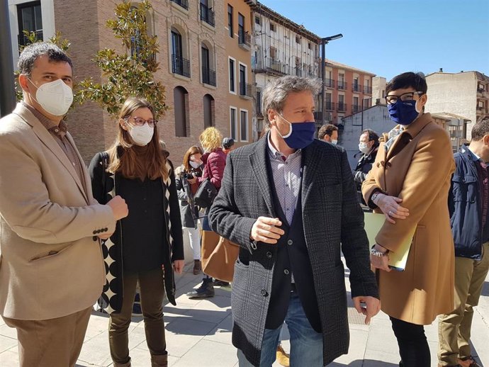 El consejero José Luis Soro durante su visita a Monzón