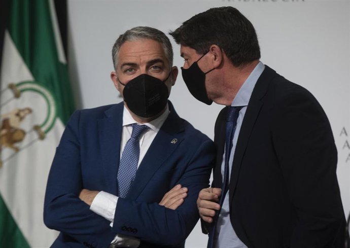 El vicepresidente de la Junta, Juan Marín (d); y el consejero de la Presidencia, Elías Bendodo (i), durante la rueda de prensa posterior a la reunión de Consejo de Gobierno de la Junta de Andalucía. En Sevilla (Andalucía, España), a 23 de marzo de 2021.