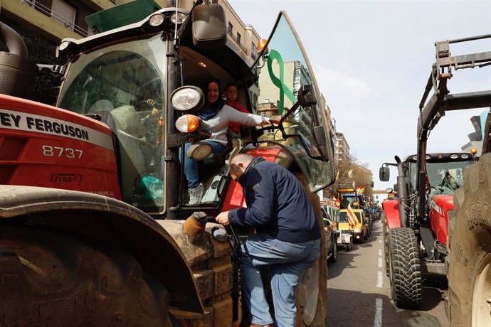 Archivo - Tractorada en Zaragoza en una imagen de archivo