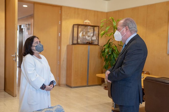 El presidente de la Diputación de Sevilla, Fernando Rodríguez Villalobos, y la directora del Archivo General de Indias de Sevilla, Esther Cruces Blanco