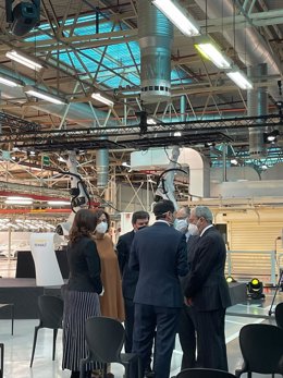 Velasco en una visita a la fábrica de Renault.