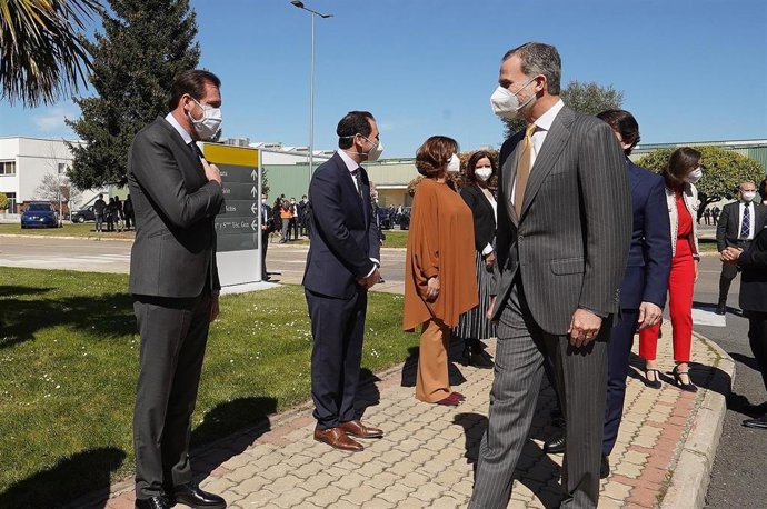 Ouente (I) junto al alcalde de Palencia, saluda al Rey Felipe VI en la factoria de Renault en Villamuriel.