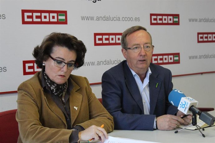 Archivo - Foto de archivo de la secretaria general del sindicato de Servicios de CCOO en Málaga, Lola Villalba, reelegida en el cargo, junto a Gonzalo Fuentes