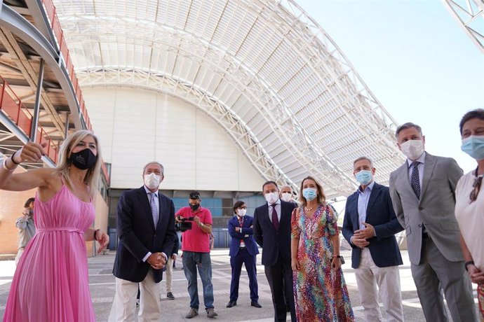 Archivo - La consejera de Cultura, Patricia del Pozo, en una imagen de agosto, ante la nueva sede del Archivo General de Andalucía, ubicada en el Pabellón del Futuro de la isla de La Cartuja en Sevilla. 