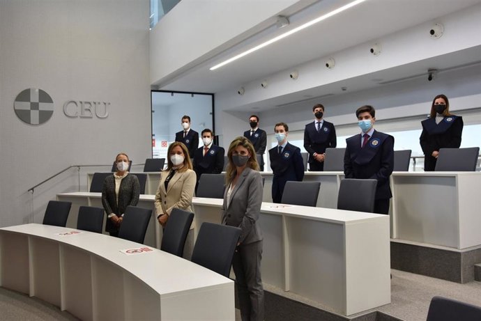 La primera promoción del Máster en Derecho Empresarial y Nuevas Tecnologías de CEU Andalucía.