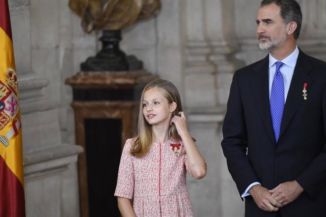 Archivo - La Princesa de Asturias, Leonor de Borbón, y el Rey Felipe VI  durante el acto de imposición de condecoraciones de la Orden del Mérito Civil en el Palacio Real a 19 junio 2019.