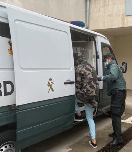 Un agente de la Guardi Civil junto al joven detenido en Inca.